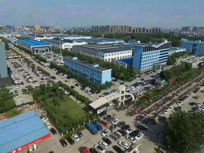 橘色马路天使 驾驶垃圾车的城市美容师